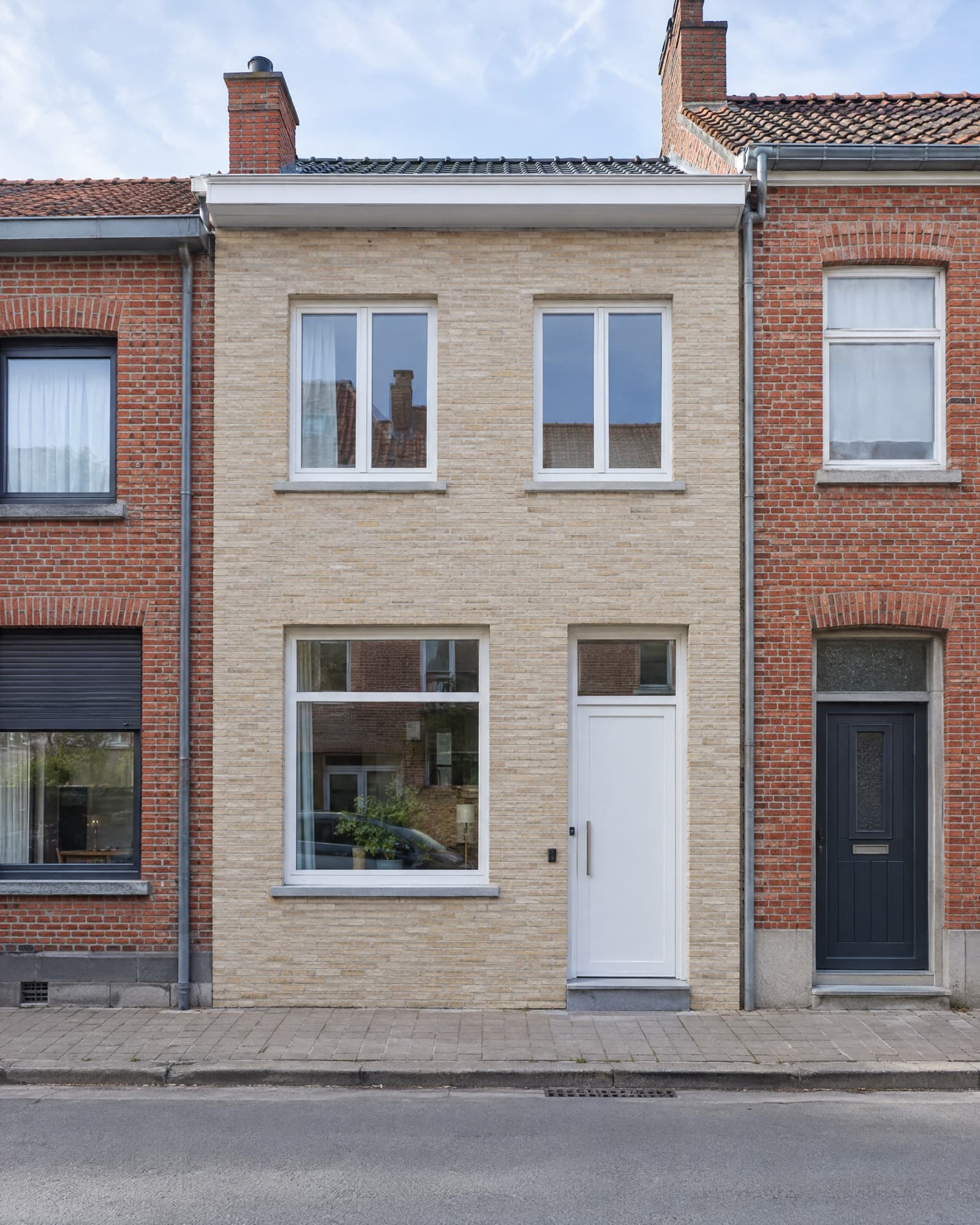 Steenstrips op isolatie — voorbeeld van een gevelafwerking in Vlaams-Brabant